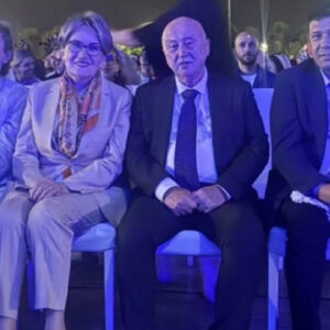 aksener konserde goruntulendi yx8vI3SZ