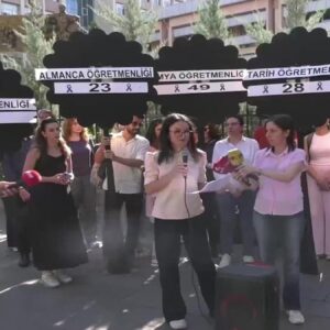 atama bekleyen ogretmenlerden meb onunde siyah celenkli protesto T5U7lFKe