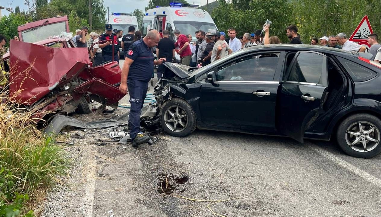 balikesirde iki otomobil carpisti dort yarali ehPO9A7F