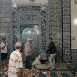 camide mihrap taci cemaatin uzerine dustu bir olu ikVZTzbw