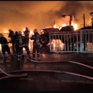 diyarbakirda yangin 22 traktor 3 dukkan yandi uhyXLpzb