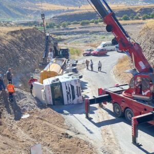 hafriyat yuklu kamyon devrildi 1 yarali 7cx2y1Hk