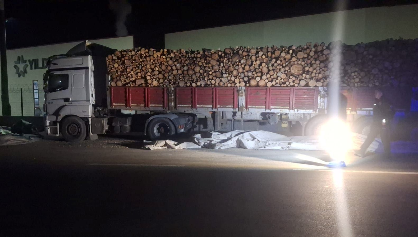 brandayi toplayan tir surucusune otomobil carpti 14zWOyfI