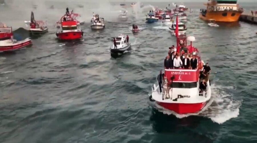 chp mitingi icin sinopta tekneler konvoy yapti ozgur ozel miting alanina balikci teknesiyle gitti fI2bvnEu