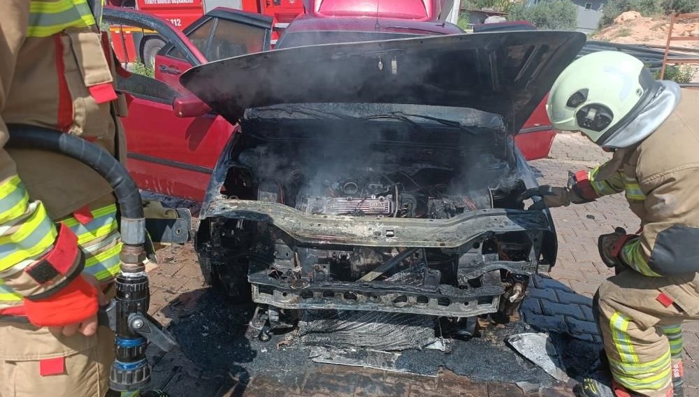 hatayda seyir halindeki otomobil alev alev yandi YDhwvVDc