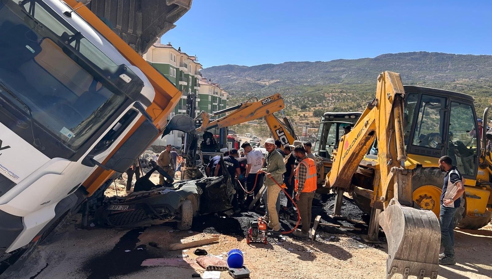 otomobilin uzerine kamyon devrildi surucu hayatini kaybetti Czry5f86