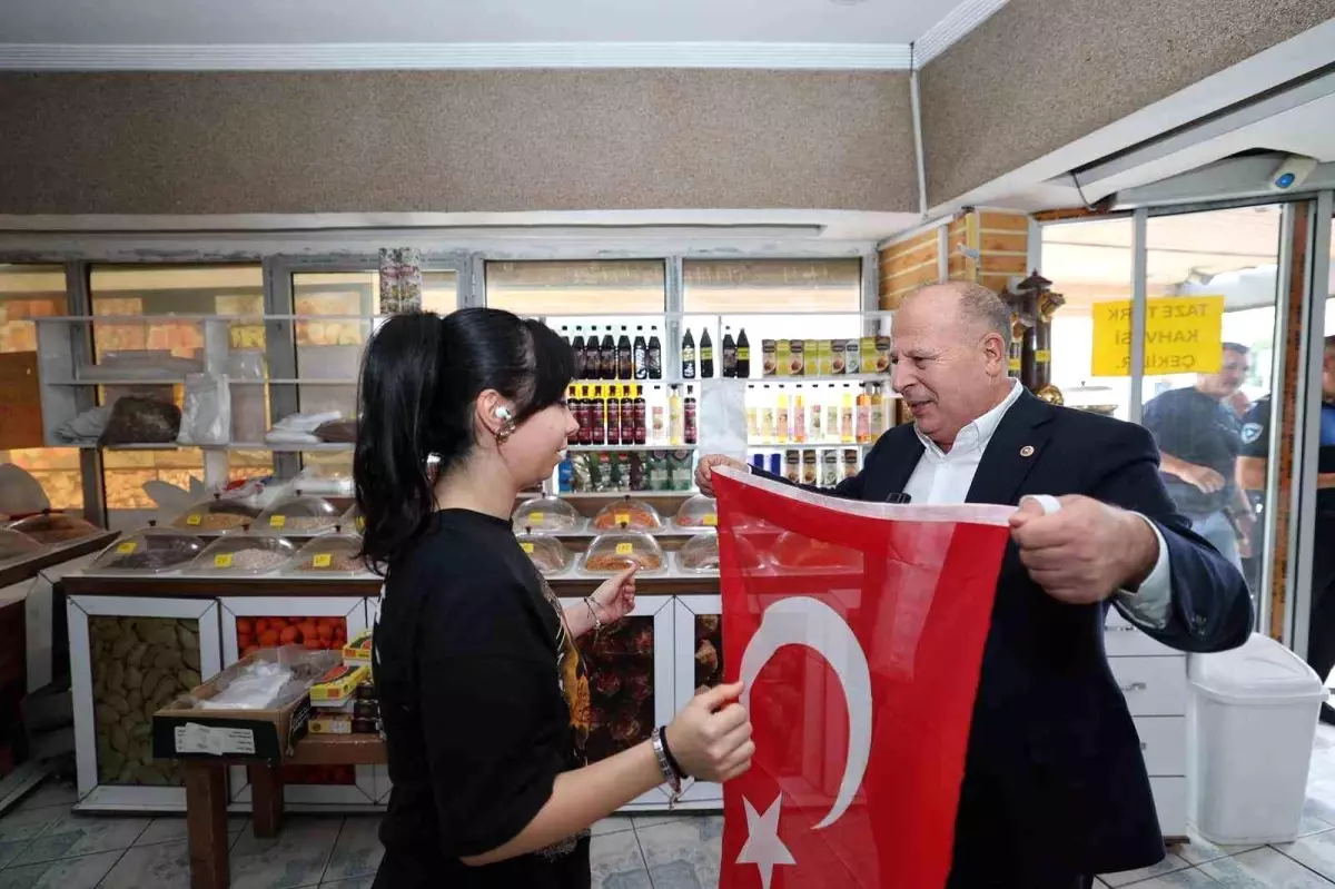 baskan demircali cumhuriyet bayrami icin esnafa turk bayragi dagitti 9CUZsRCQ.jpg