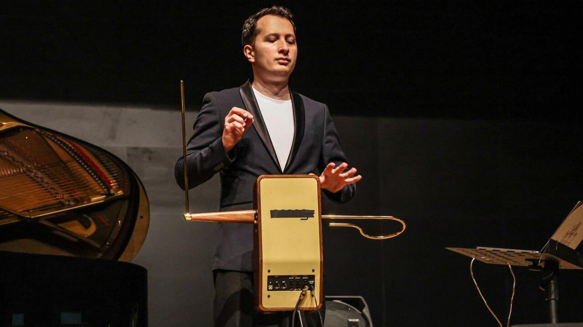 rus fizikci tereminin icat ettigi muzik aleti turkiyede tanitildi F97uLWOM.jpg