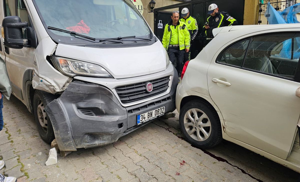 Freni Boşalan Minibüsün Çarpması Sonucu 1 Çocuk ve 1 Yetişkin Yaralandı