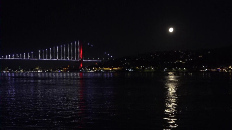 gorenler-telefonuna-sarildi-istanbul-bogazinda-kartpostallik-gece-cWrcz3Py