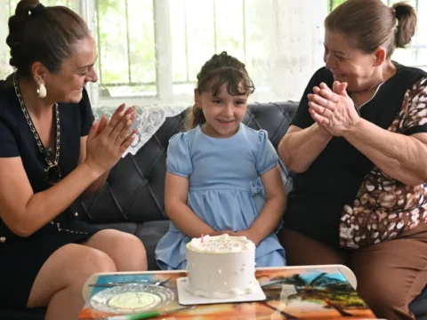 Baskan dutluludan minik minaya dogum gunu surprizi yitWwgbx