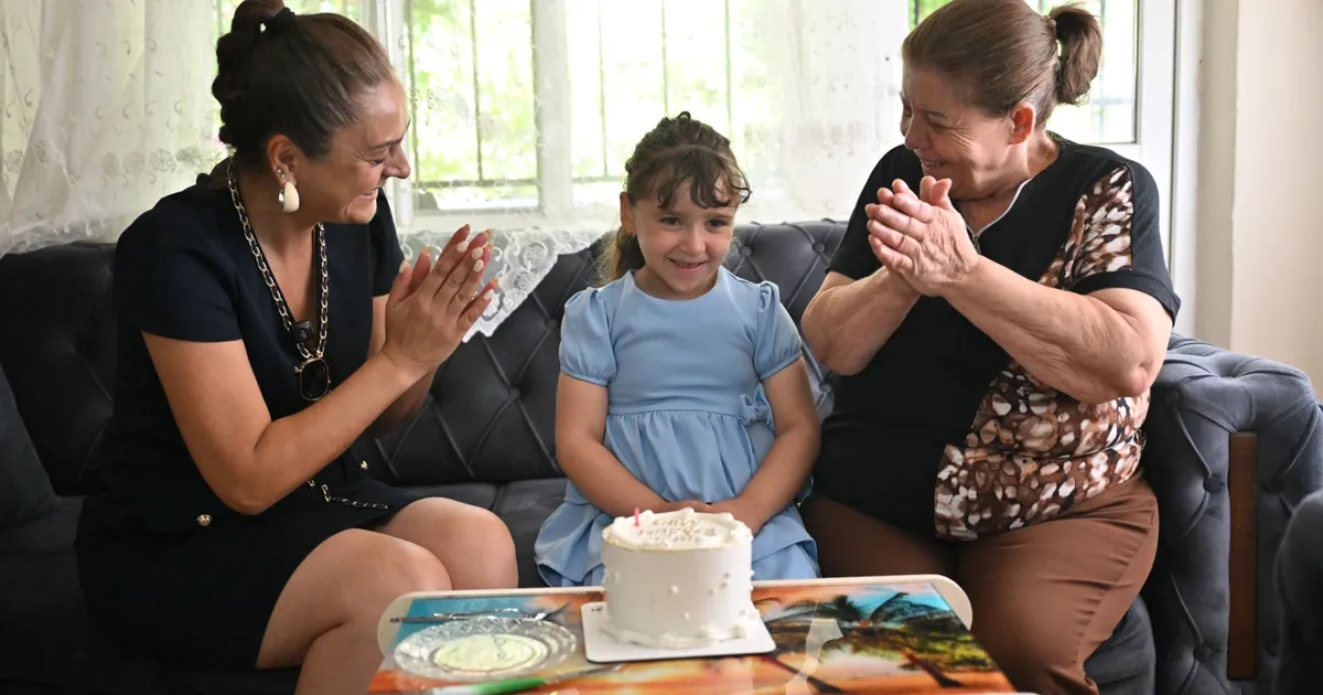 Baskan dutluludan minik minaya dogum gunu surprizi yitWwgbx